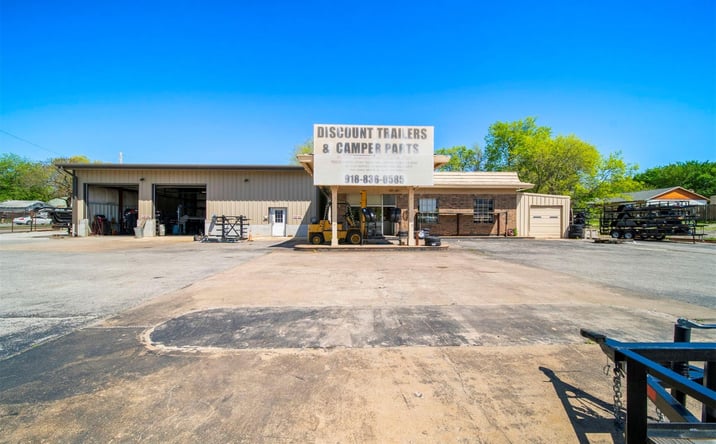 Pictures of Retail property located at 2805 E Admiral Pl, Tulsa, OK 74110 for sales - image #1