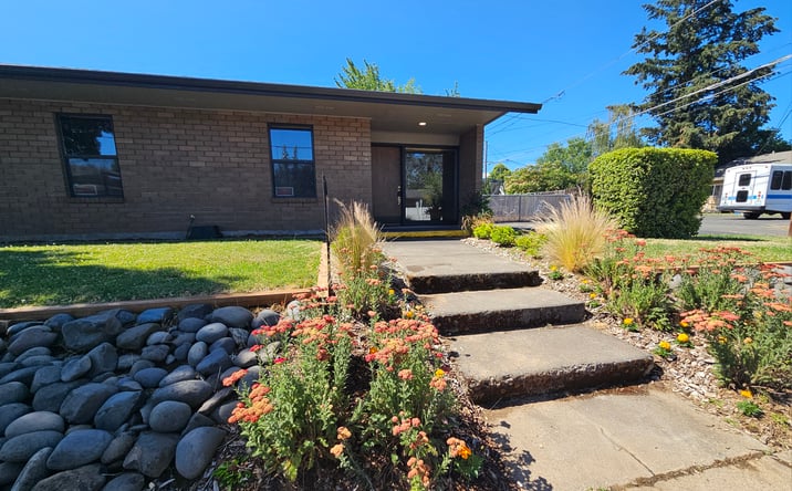 Pictures of Office property located at 907 W Main St, Medford, OR 97501 for sales - image #1