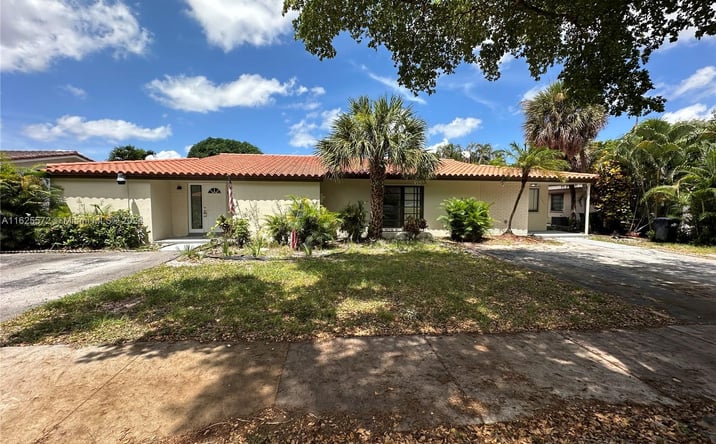 Pictures of Multifamily property located at 15471 Turnbull Dr, Miami Lakes, FL 33014 for sales - image #1