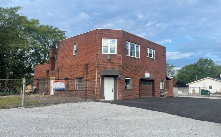 Pictures of Retail property located at 2627 Waynesburg Dr SE, Canton, OH 44707 for sales - image #1