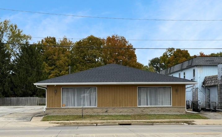 Pictures of Retail property located at 1055 N HENDERSON Street, Galesburg, IL 61401 for sales - image #1