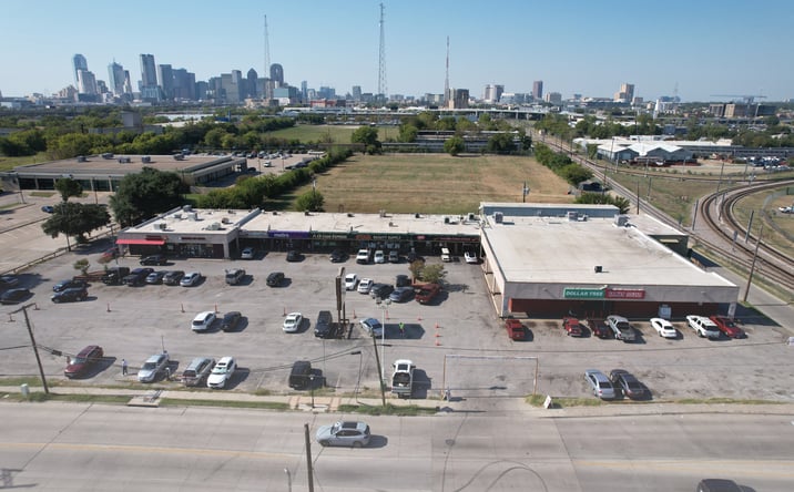 Pictures of Retail property located at 3101 Al Lipscomb Way, Dallas, TX 75215 for sales - image #1