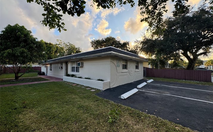 Pictures of Multifamily property located at 715 SW 6th St, Dania Beach, FL 33004 for sales - image #1