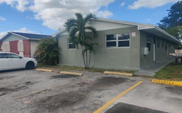 Pictures of Multifamily property located at 844 SW 10th St, Hallandale Beach, FL 33009 for sales - image #1