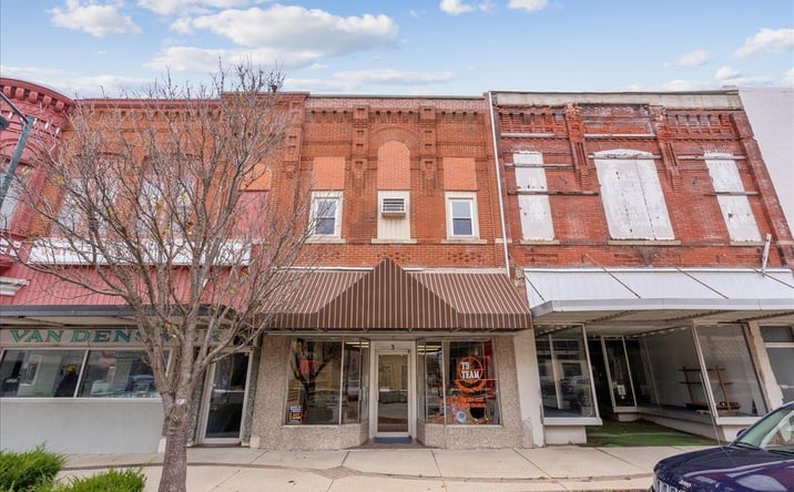 Pictures of Retail property located at 3 E Charles, Oelwein, IA 50662 for sales - image #1