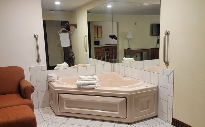 Pictures of Hospitality property located at 3040 5th Ave S, Fort Dodge, IA 50501 for sales - image #1