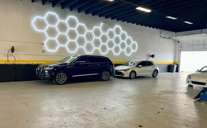 Pictures of Business for Sale, Retail, Industrial property located at S Dixie Hwy E, Pompano Beach, FL 33060 for sales - image #1