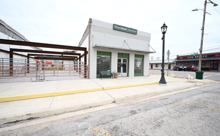 Pictures of Mixed Use, Office, Retail property located at 805 12th St, Hempstead, TX 77445 for sales - image #1
