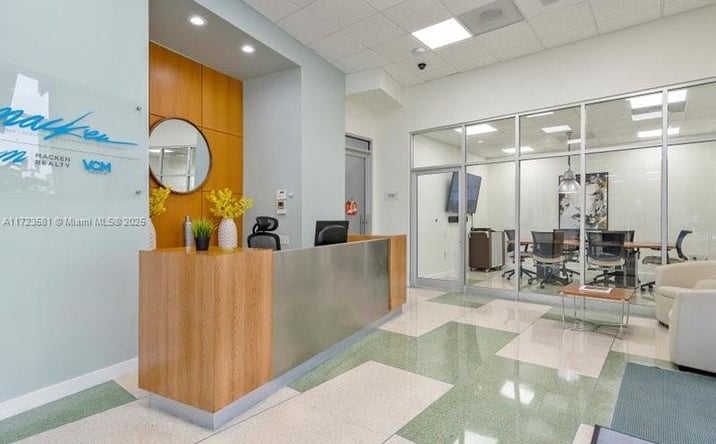 Pictures of Office property located at 2404 Hollywood Blvd, Hollywood, FL 33020 for sales - image #1