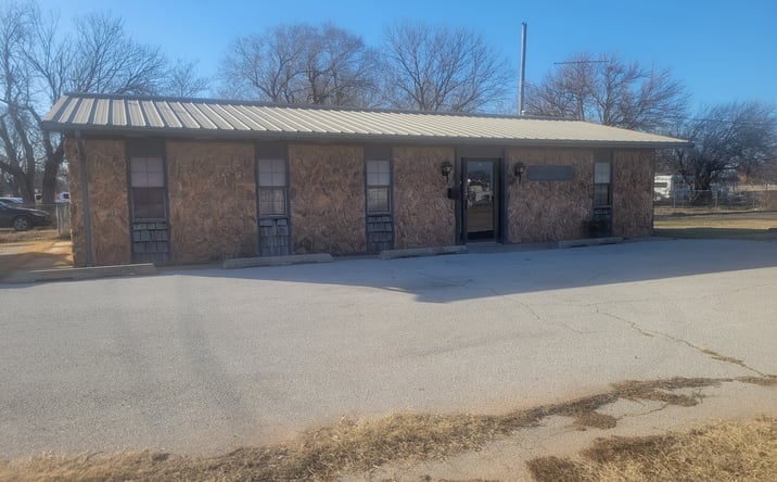 Pictures of Retail, Office property located at 610 SE 4th St, Lindsay, OK 73052 for sales - image #1