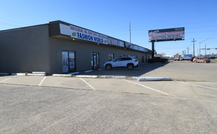 Pictures of Retail property located at 2126 SW Lee Blvd, Lawton, OK 73501 for sales - image #1