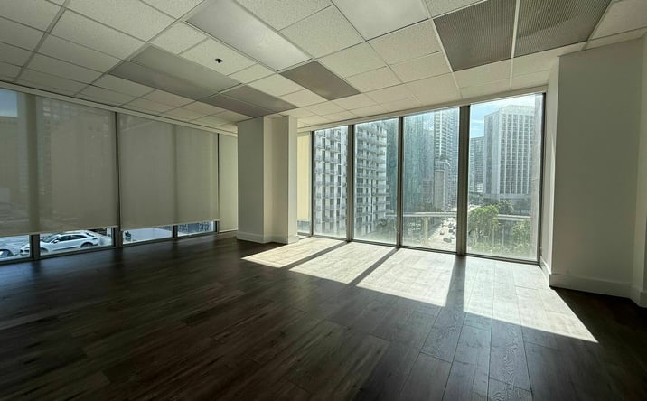 Pictures of Office property located at 150 SE 2nd Ave, unit 706, Miami, FL 33131 for sales - image #1