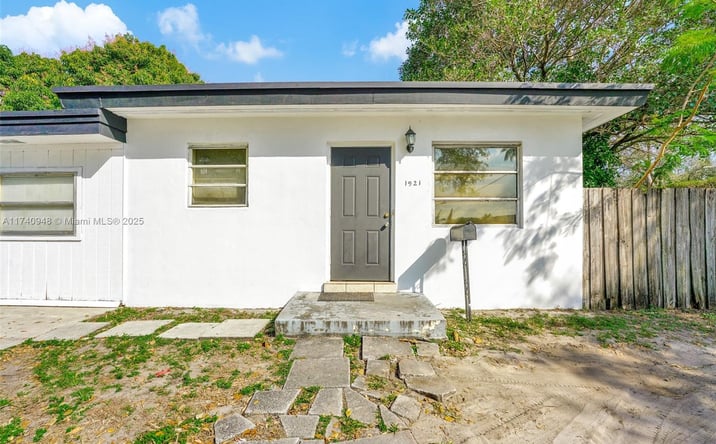 Pictures of Multifamily property located at 2546 Coolidge St, Hollywood, FL 33020 for sales - image #1