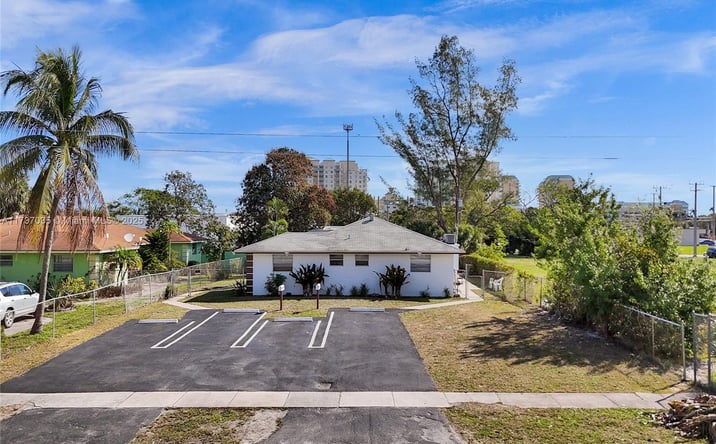 Pictures of Multifamily property located at 400 NE 2nd St, Boynton Beach, FL 33435 for sales - image #1