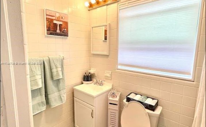 Pictures of Multifamily property located at 1218 N 24th Ave, Hollywood, FL 33020 for sales - image #1
