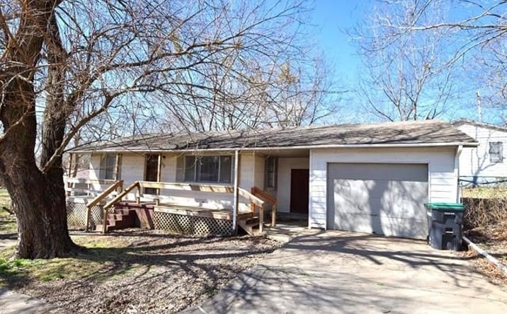 Pictures of Multifamily property located at 215 S Maple Avenue, Tahlequah, OK 74464 for sales - image #1