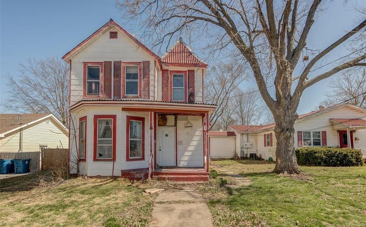 Pictures of Retail, Mixed Use property located at 309 N Giddings Avenue, Jerseyville, IL 62052 for sales - image #1