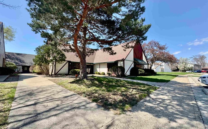 Pictures of Retail property located at 951 Durkin Drive, Springfield, IL 62704 for sales - image #1