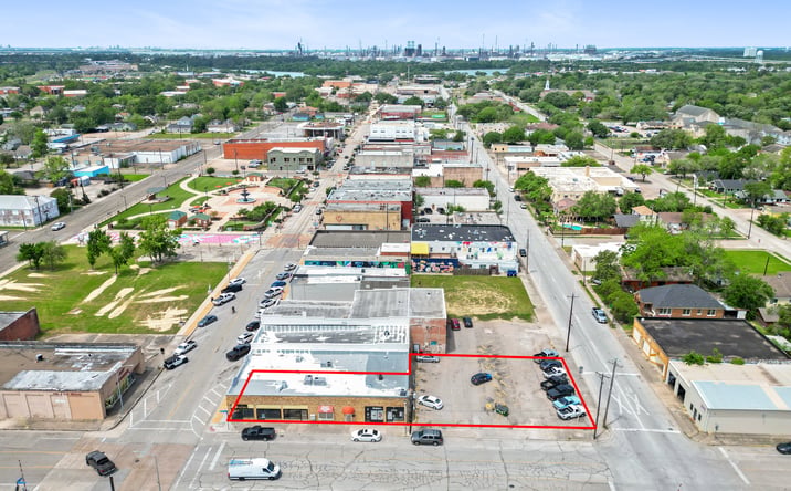 Pictures of Retail property located at 100 W. Tx Ave/0 W. Defee, Baytown, TX 77520 for sales - image #1