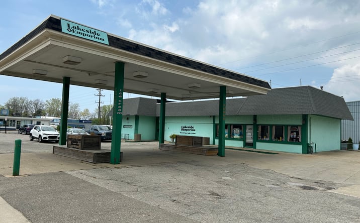 Pictures of Retail, Office, Industrial property located at 1930 Lakeshore Drive, Muskegon, MI 49441 for sales - image #1