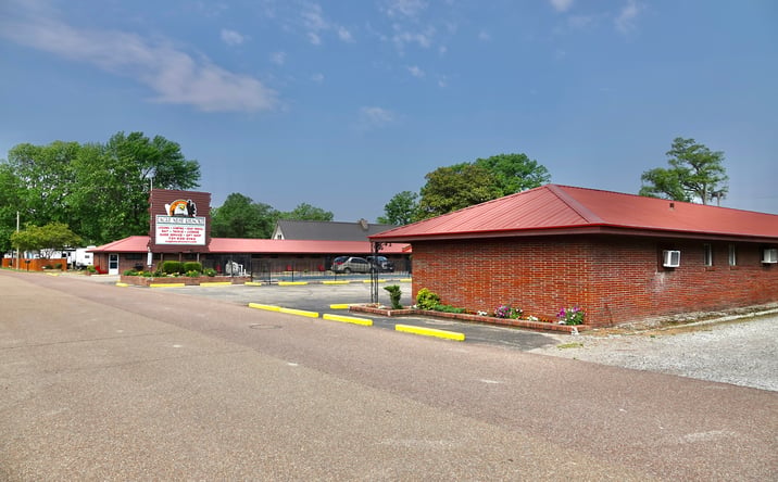 Pictures of Hospitality, Mixed Use, Business for Sale property located at 256 W Lakeview Dr, Hornbeak, TN 38232 for sales - image #1