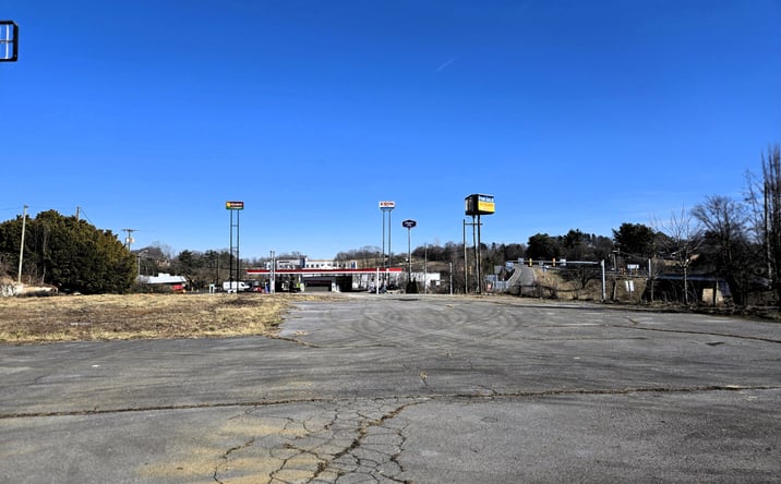 Pictures of Land property located at 611 Cummings St, Abingdon, VA 24210 for sales - image #1