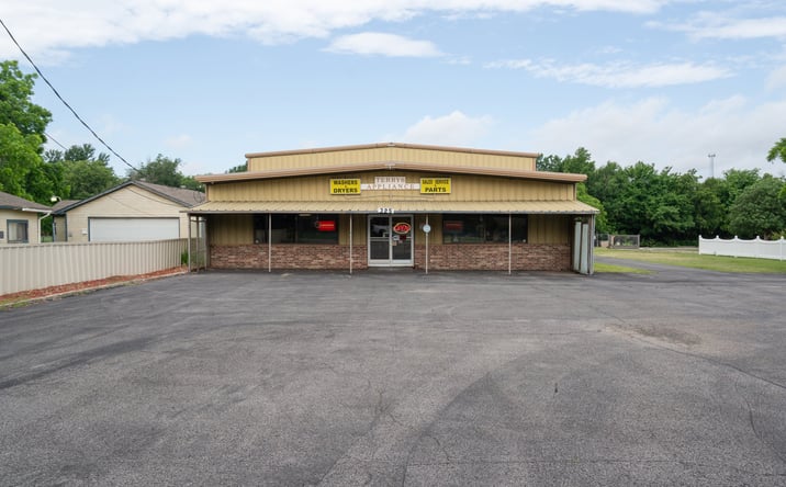 Pictures of Retail property located at 325 S Sooner Rd, Oklahoma City, OK 73110 for sales - image #1