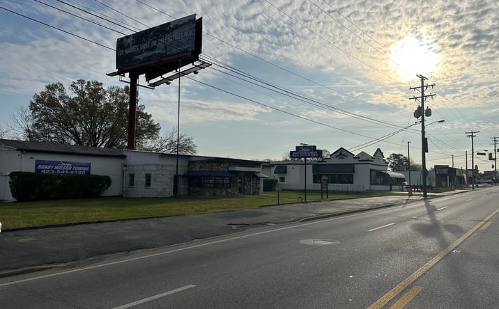 Pictures of Office, Retail property located at 5225 brainerd Rd, Chattanooga, TN 37411 for sales - image #1