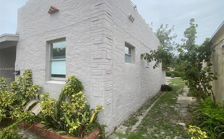 Pictures of Multifamily property located at 2014 Funston St, Hollywood, FL 33020 for sales - image #1