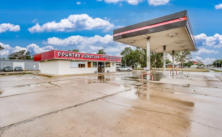 Pictures of Retail property located at 2021 E 4th Ave, Hutchinson, KS 67501 for sales - image #1
