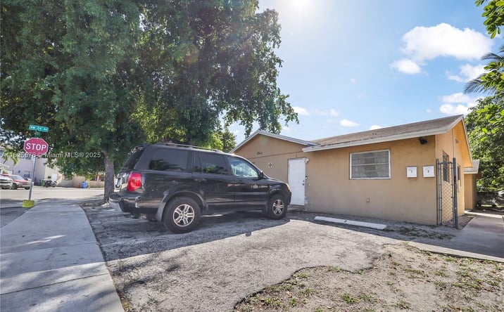 Pictures of Multifamily property located at 2512 NW 9th Pl, Fort Lauderdale, FL 33311 for sales - image #1