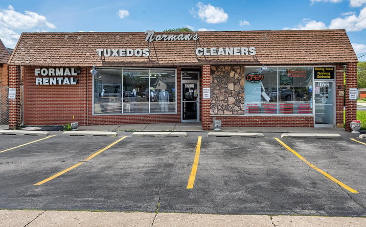 Pictures of Retail property located at 17702 Oak Park Avenue, Tinley Park, IL 60477 for sales - image #1
