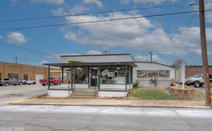 Pictures of Retail property located at 115 N College St, Neosho, MO 64850 for sales - image #1