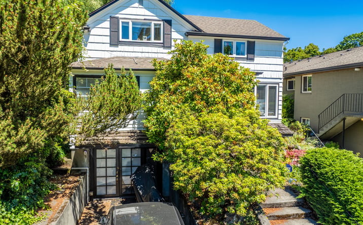 Pictures of Multifamily property located at 910 E Prospect St, Seattle, WA 98102 for sales - image #1