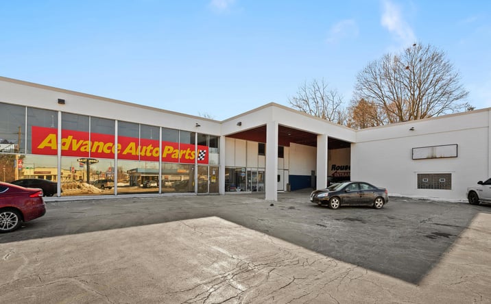 Pictures of Retail property located at 211 S Milwaukee Ave., Libertyville, IL 60048 for sales - image #1