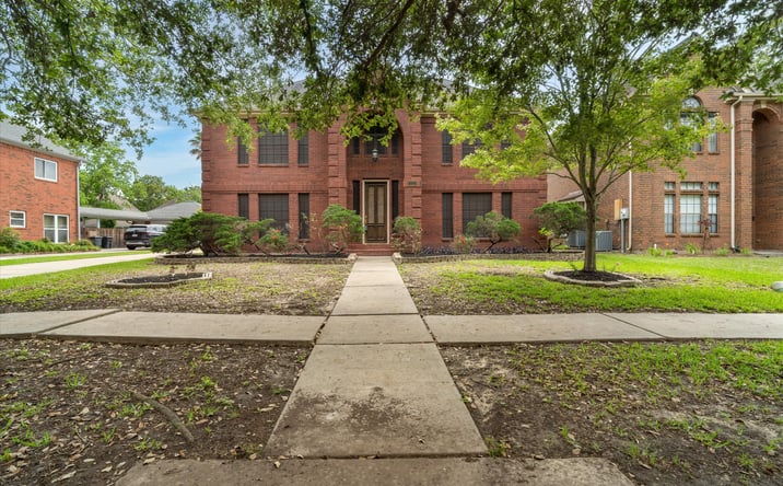 Pictures of Multifamily property located at 124 Lake Point Dr, League City, TX 77573 for sales - image #1