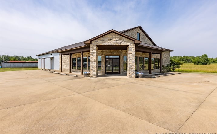 Pictures of Mixed Use, Office, Retail property located at 1910 E Jackson Street, Hugo, OK 74743 for sales - image #1