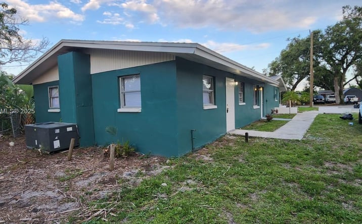 Pictures of Multifamily property located at 3147 Economy, Fort Myers, FL 33916 for sales - image #1