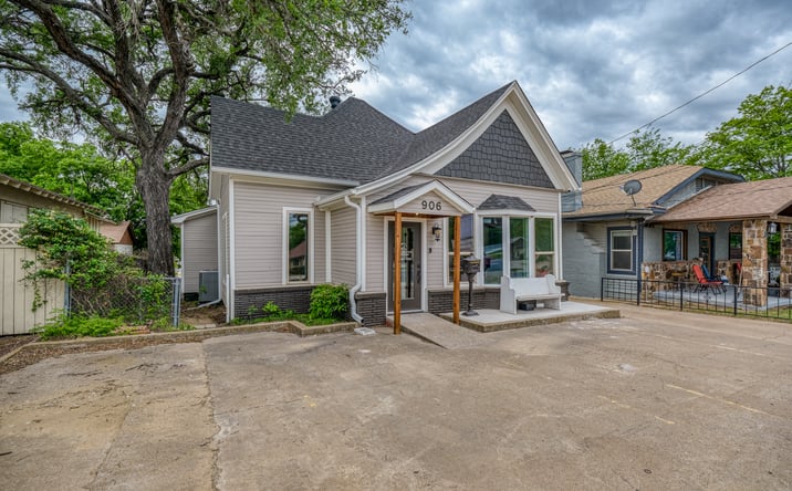 Pictures of Office, Retail property located at 906 E Hubbard St, Mineral Wells, TX 76067 for sales - image #1