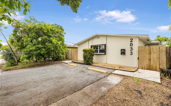 Pictures of Multifamily property located at 2033 Dewey St, Hollywood, FL 33020 for sales - image #1