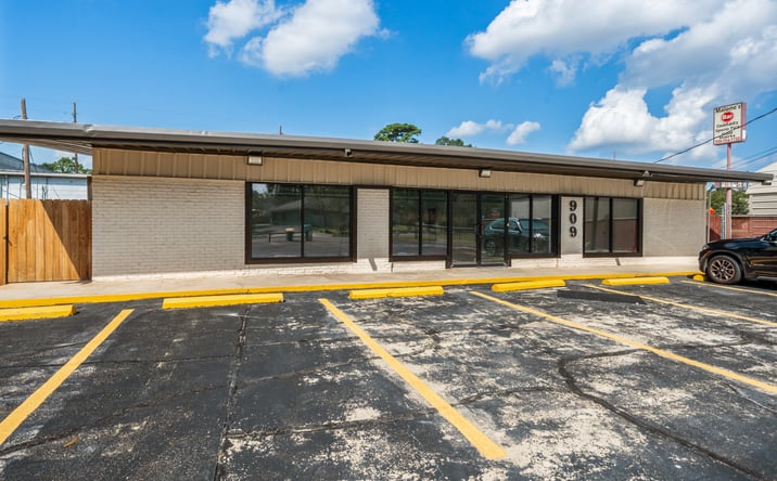Pictures of Hospitality, Office, Retail property located at 909 Houston St., COnroe, TX 77301 for sales - image #1