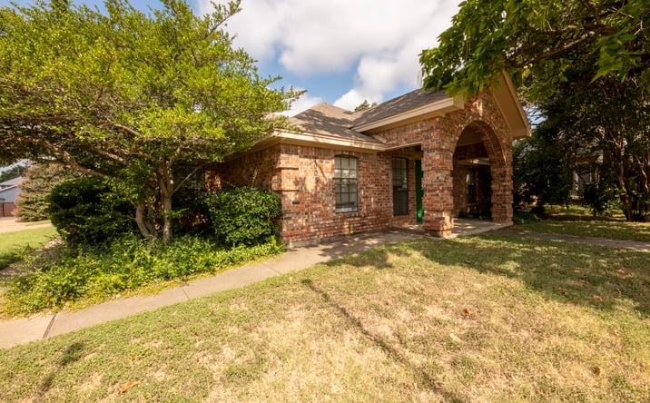 Pictures of Office, Retail property located at 1005 N Elm St, Denton, TX 76201 for sales - image #1