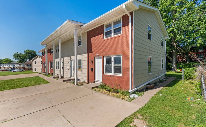 Pictures of Multifamily property located at 2704 Magnolia Dr, Bettendorf, IA 52722 for sales - image #1