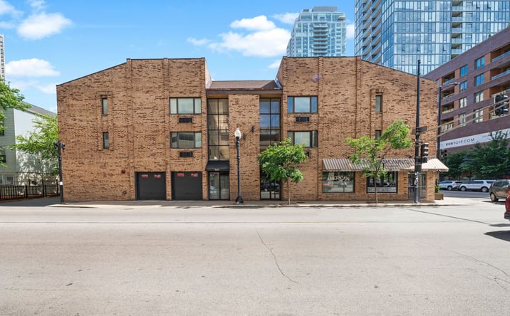 Pictures of Retail property located at 163 W Division St, Chicago, IL 60610 for sales - image #1