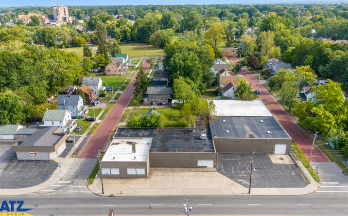 Pictures of Industrial, Retail property located at 1427 Youngstown Rd SE, Warren, OH 44484 for sales - image #1