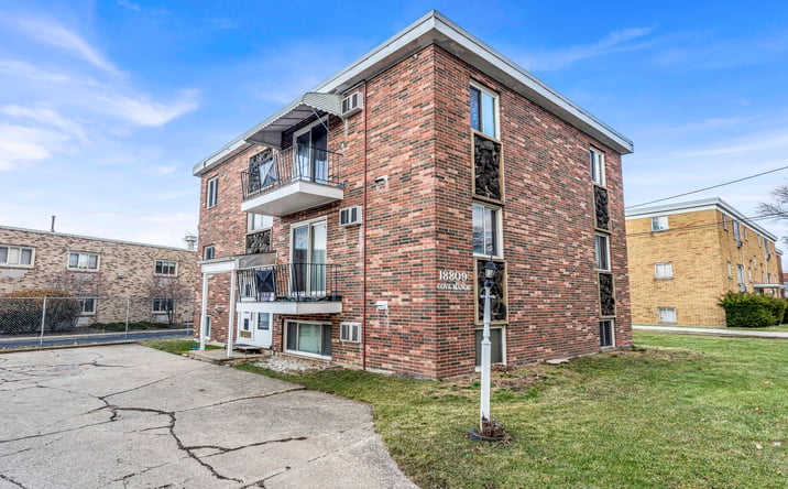 Pictures of Multifamily property located at 18809 Bella Dr, Cleveland, OH 44119 for sales - image #1