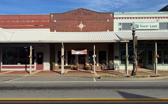 Pictures of Retail property located at 127 Main St W, Hartselle, AL 35640 for sales - image #1