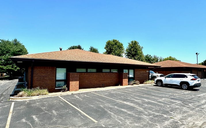 Pictures of Office property located at 1606 W LAFAYETTE Avenue, Jacksonville, IL 62650 for sales - image #1
