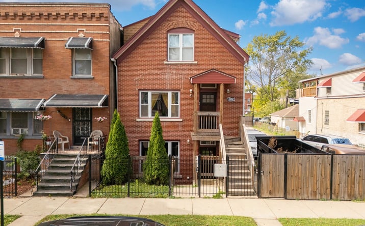 Pictures of Multifamily property located at 820 N Monticello Avenue, Chicago, IL 60651 for sales - image #1