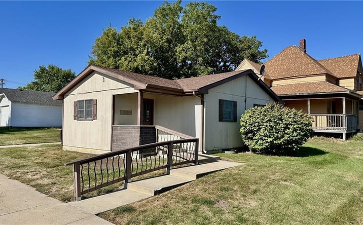 Pictures of Office property located at 152 E 8 Th Street, Trenton, MO 64683 for sales - image #1